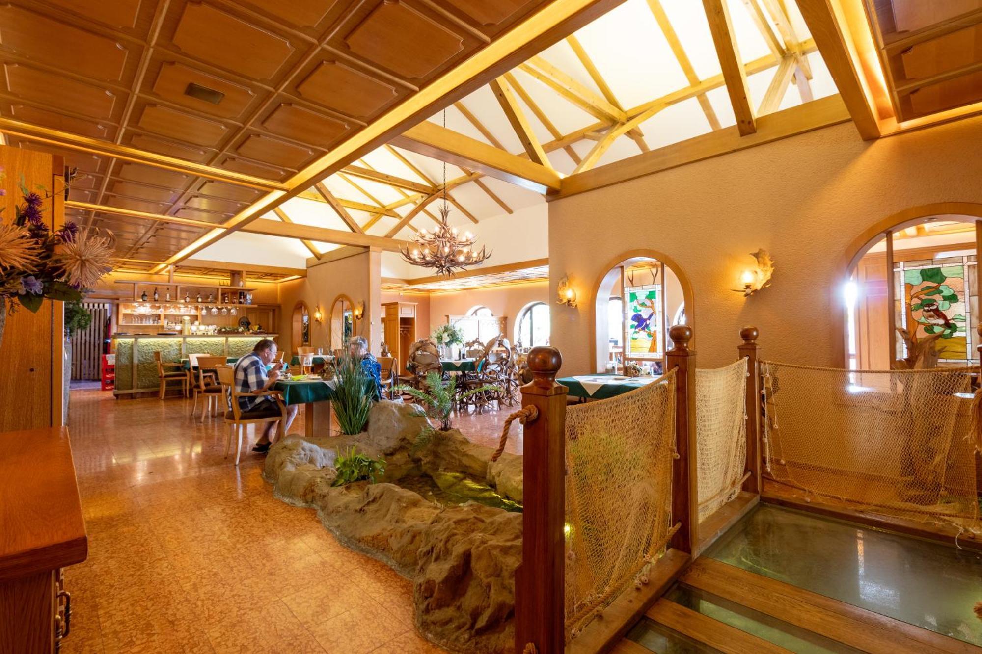 Lovecka Basta Hotel 4*